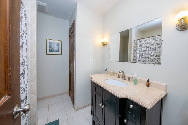 Building Photo - Spacious Colonial in Queens Lake