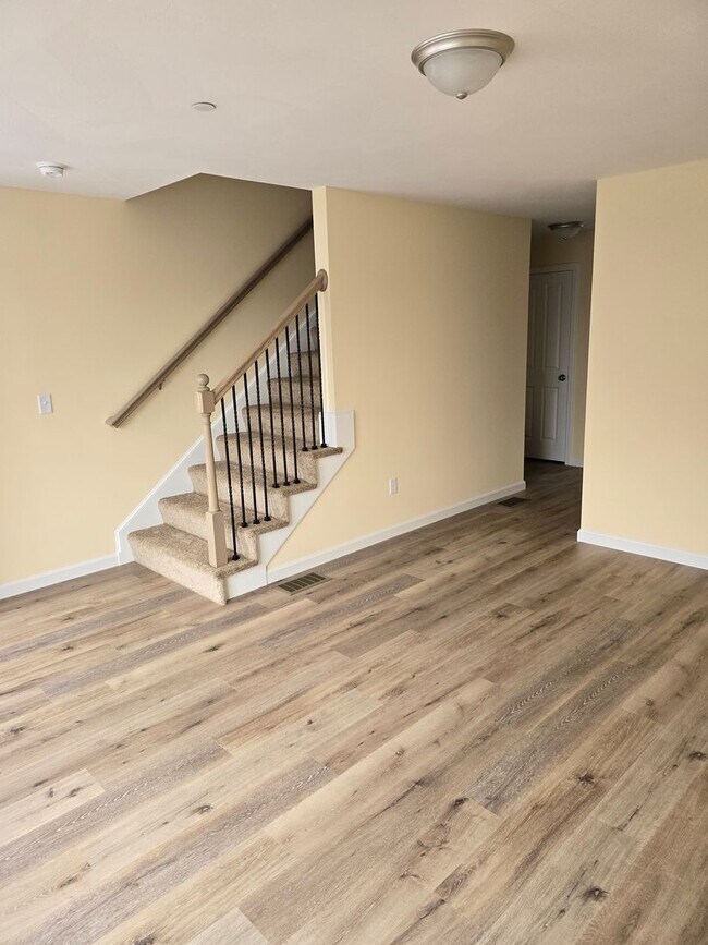 Building Photo - Megway Ct. (2-5)