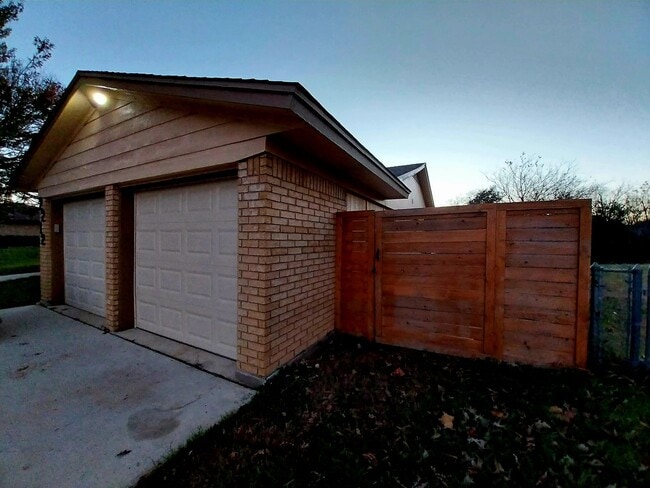 Building Photo - 2212 Phyllis Dr