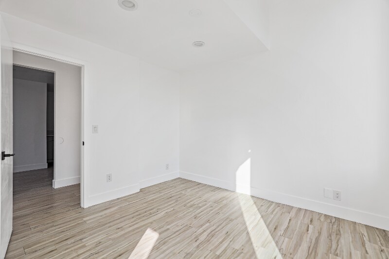 Building Photo - 850 N Van Ness Ave