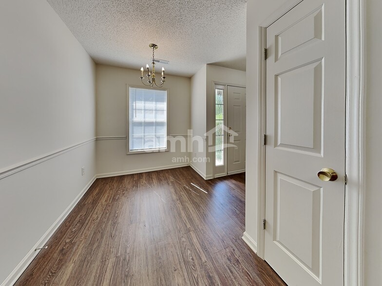 Building Photo - 5815 Regent Village Dr