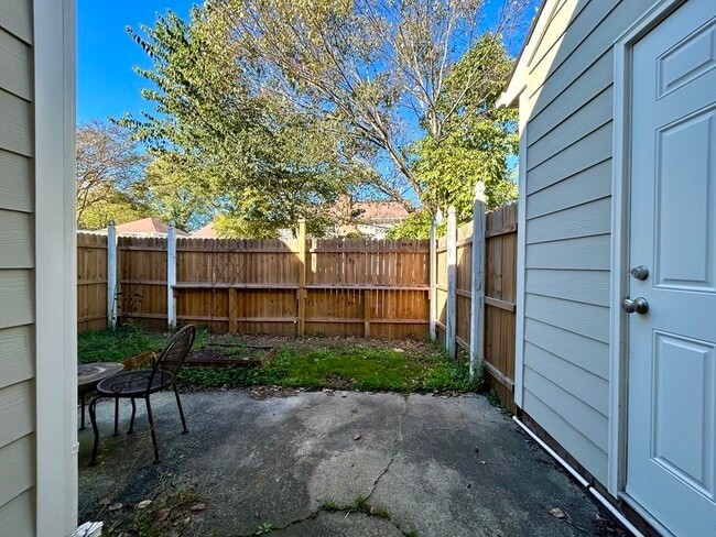 Building Photo - 6817 El Greco Ct