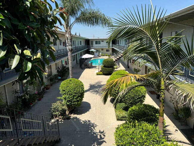 Building Photo - 1 bed 1 bath with pool and laundry!