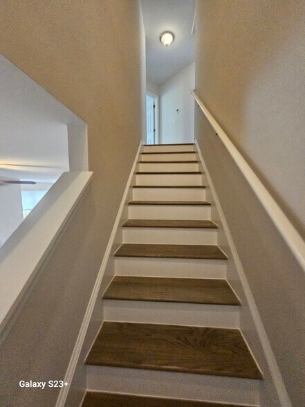 Building Photo - 304 Oak Cove Dr