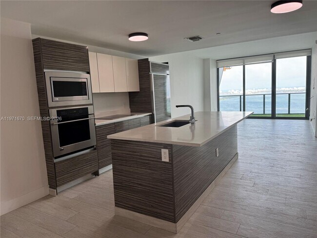 Building Photo - 460 NE 28th St