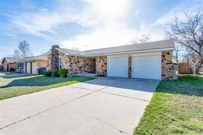 Building Photo - 645 Lloyd Ave