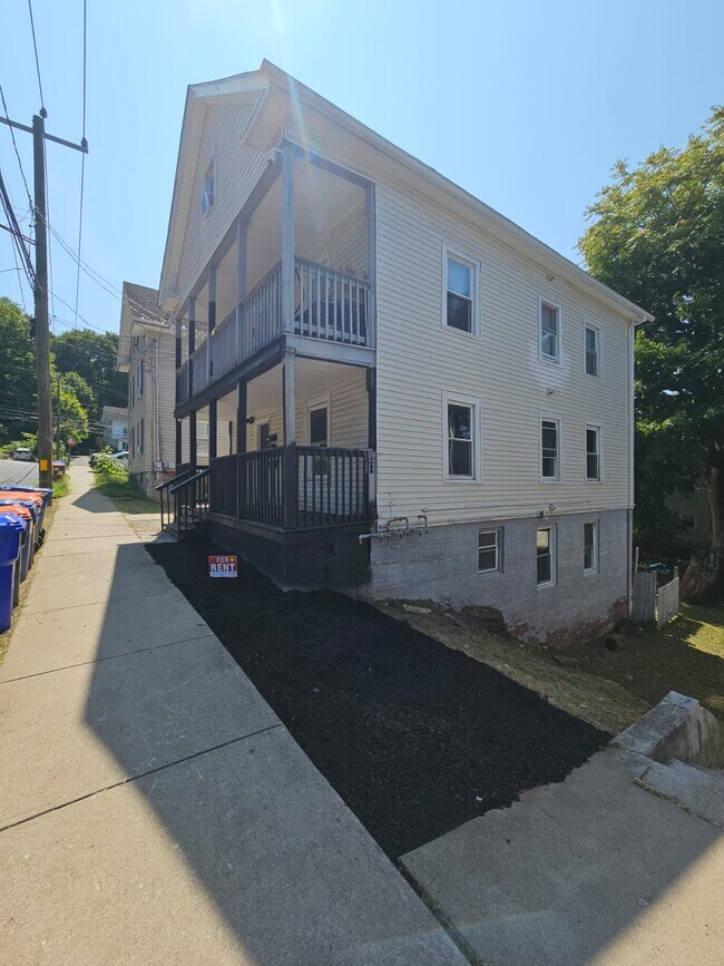 Building Photo - 135 Willow St