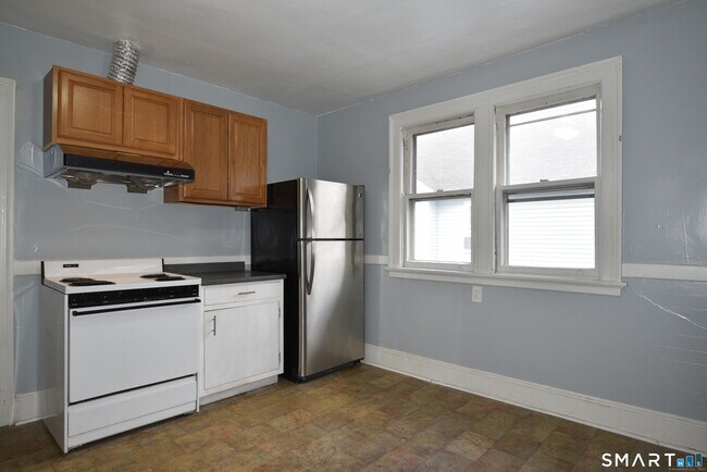 Building Photo - 214 N Quaker Ln