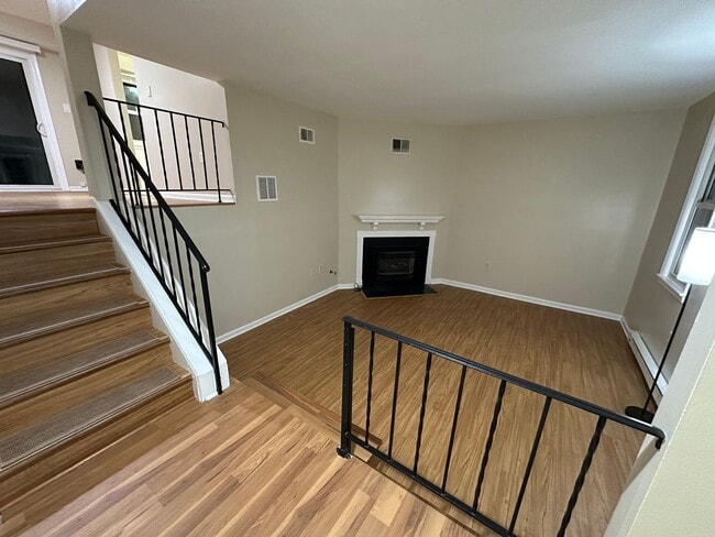 Building Photo - Beautifully remodeled 3-bed 2.5-bath Townh...