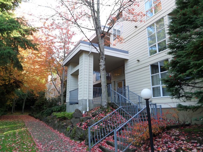 Building Photo - Awesome 2 Bedroom Condo with Secured Parki...