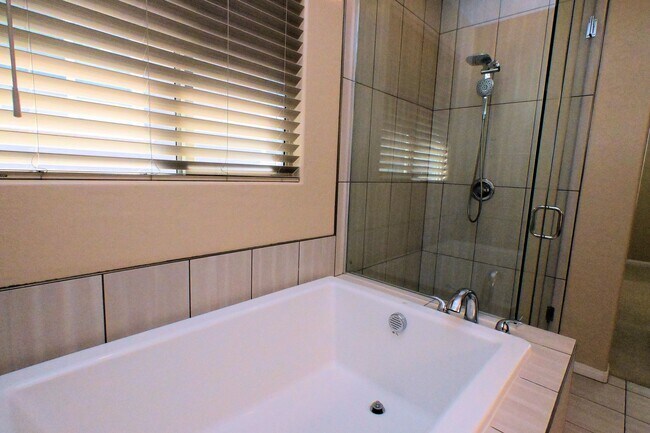 Building Photo - 340 Cadence Vista Dr