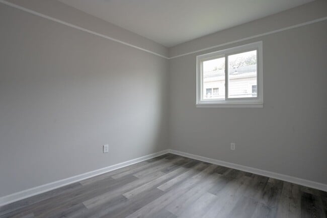 Building Photo - Charming Home