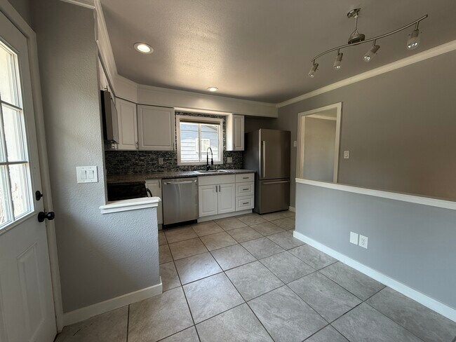 Building Photo - 1137 Pando Ave