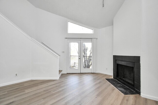 Building Photo - 10855 Meadowglen Ln