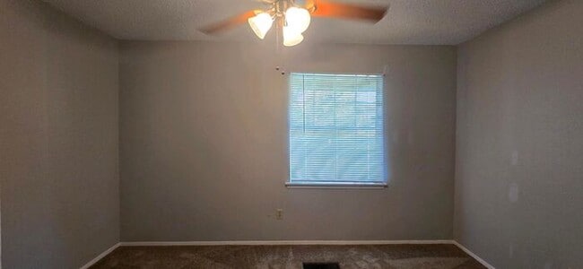 Building Photo - Available Now! 2 Bedroom 1.5 Bath Townhome...