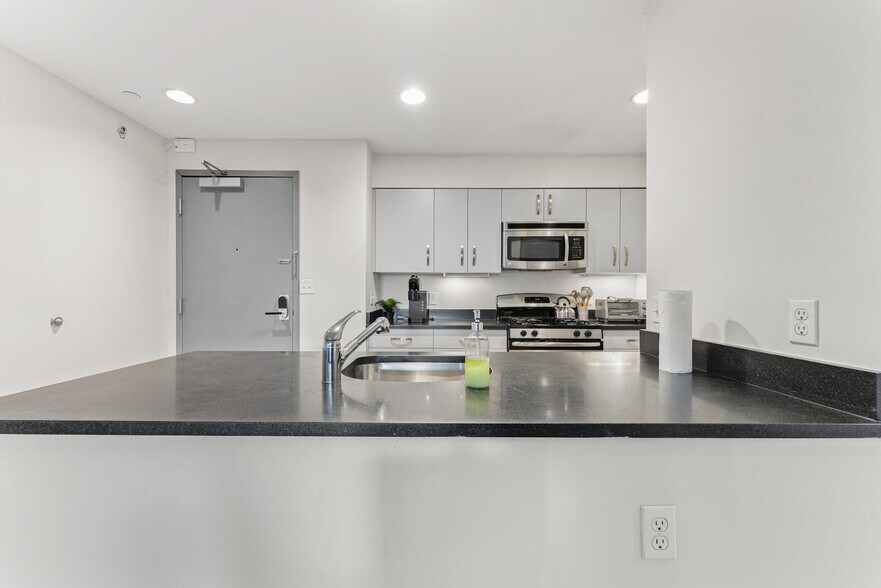 Building Photo - 601 Albany St