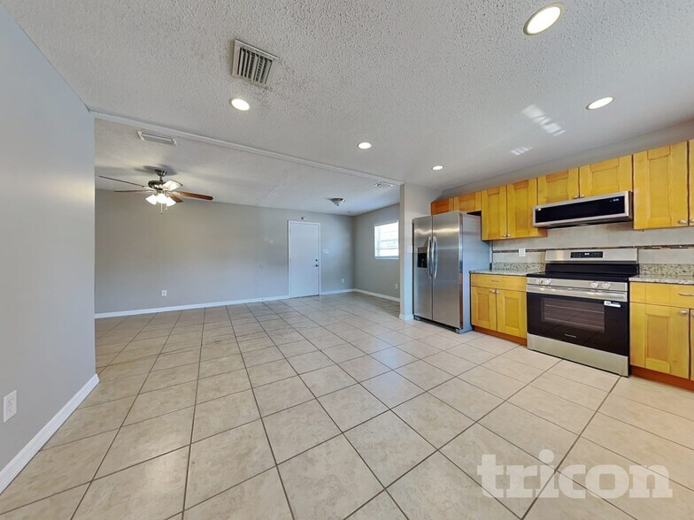 Building Photo - 1928 W Clinton St