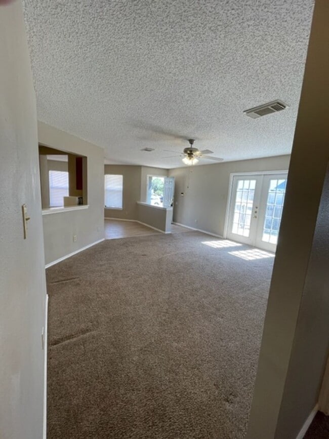Building Photo - Move In Ready Well-Maintained 3-Bedroom Ho...