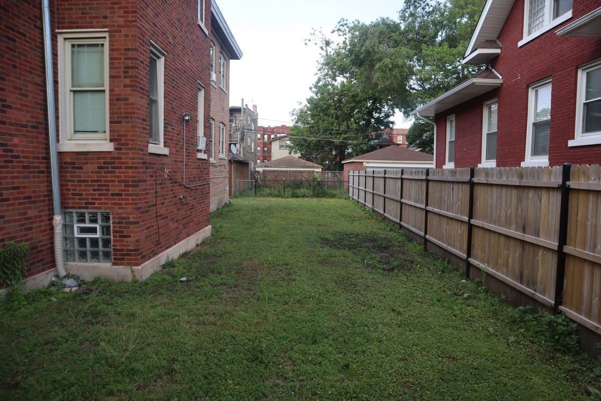 Building Photo - 7423 S Euclid Ave