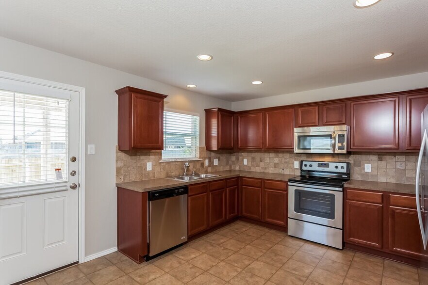 Building Photo - 5828 Ridge Lake Dr