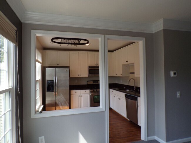 Building Photo - Two Bedroom, Two Level Condo Near Van Dorn...