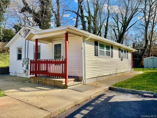 Building Photo - 188 Hallock Landing Rd