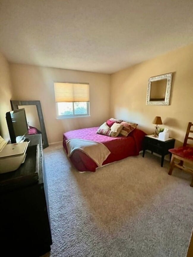 Building Photo - Well maintained 4 bedroom home available in the Rockrimmon area!