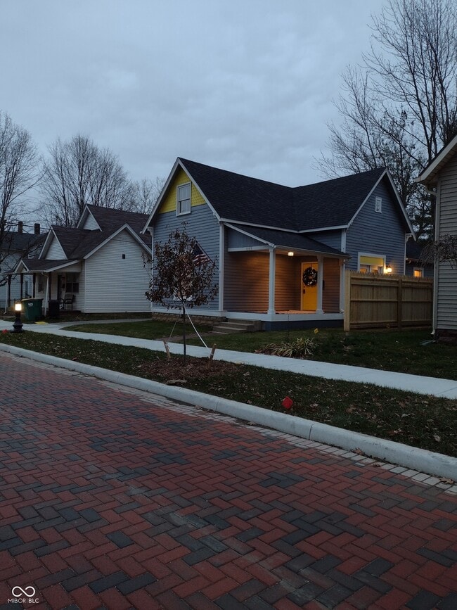 Building Photo - 449 Yandes St