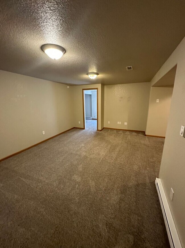 Building Photo - Spacious 5 Bedroom 3 Bath Home