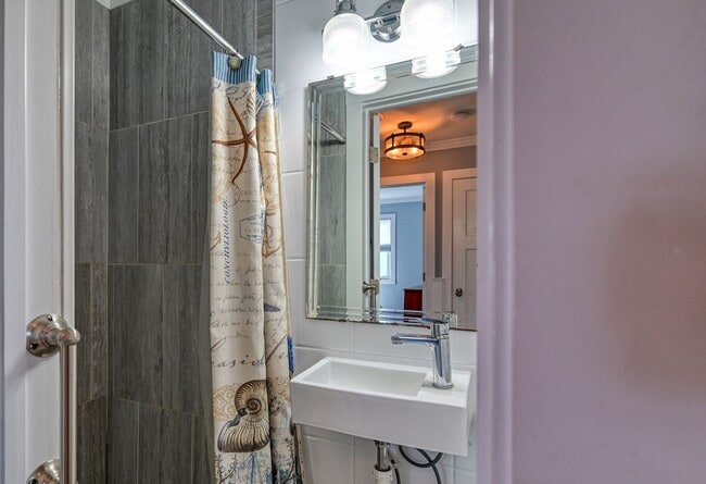 Building Photo - BEAUTIFUL,  FURNISHED OFF-SEASON BEACH RENTAL