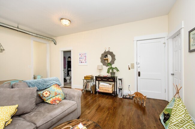 Building Photo - Top Floor 2bd/1bth Ukrainian Village, Avail August 1st!