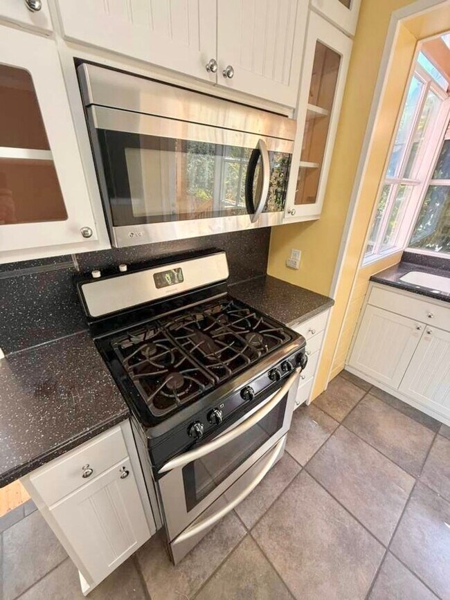 Building Photo - Stylish 3-Bed, 2-Bath Home in the Heart of...