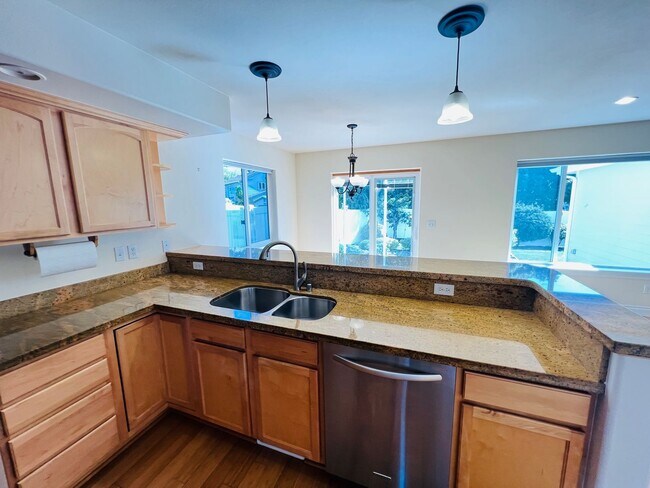 Building Photo - Beautiful 4 bedroom, 3 bath Mount Vernon Home