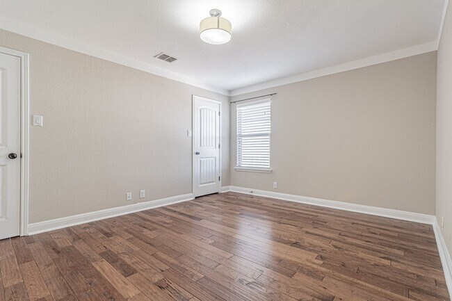 Building Photo - GORGEOUS 4 BED / 2 BATH HOUSE FOR RENT!