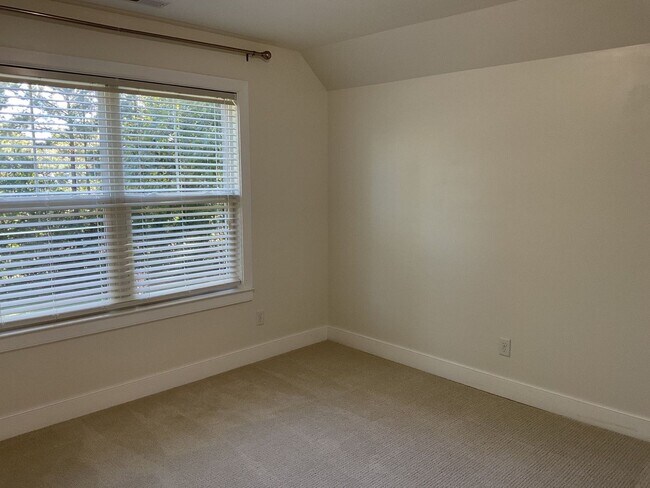 Building Photo - 4 Bedroom 2.5 Bathroom located in Old Mill...