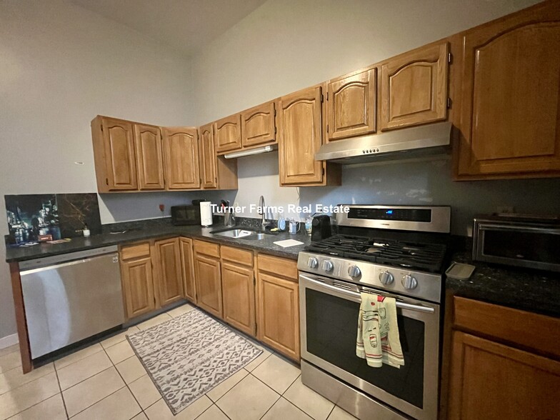 Building Photo - 8 Centre St