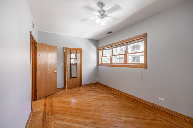 Building Photo - 3205 N Leavitt St