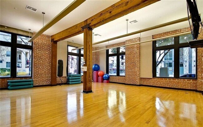 Building Photo - 500 W Harbor Dr