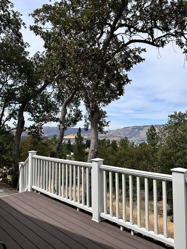 Building Photo - 3 Bedrooms | 2 Bath Home in The Dalles, OR