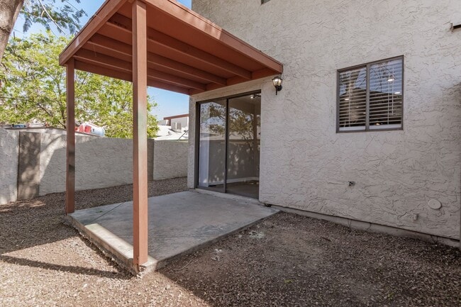 Building Photo - 736 S Farmer Ave