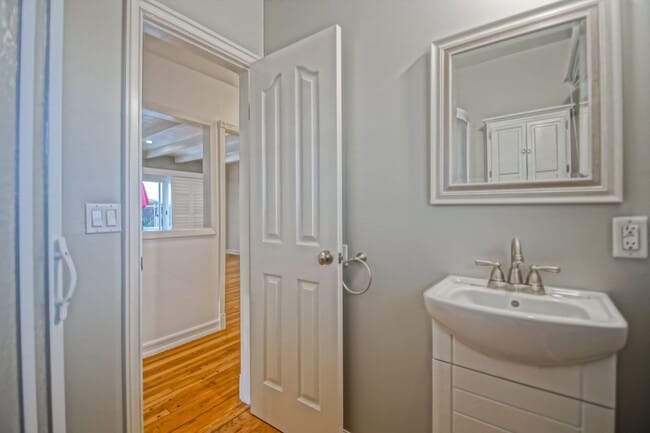 Building Photo - BEAUTIFULLY REMODELED, BRIGHT & AIRY HILLS...