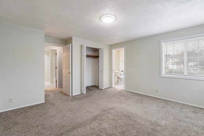 Building Photo - Large 2 bedroom 2 bathroom duplex with garage! $500 OFF YOUR FIRST MONTH’S RENT!