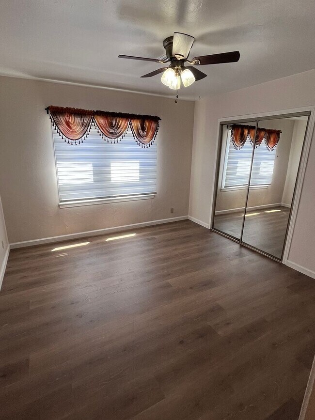 Building Photo - CUTE 2 BEDROOM HOME IN EAST SAC!!
