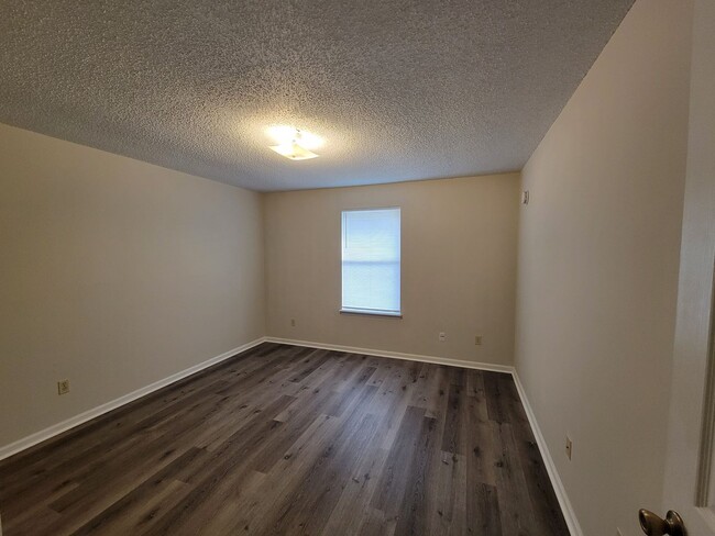 Building Photo - $1200 - 2/2 - Jefferson Square Apartment -...
