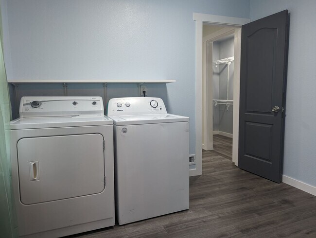 Building Photo - Quaint 2 bedroom Craigmont house