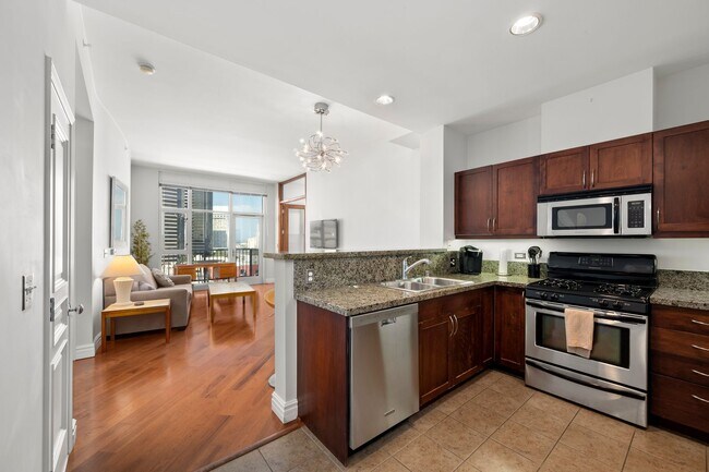 Building Photo - Top Floor Condo in the Gaslamp District!