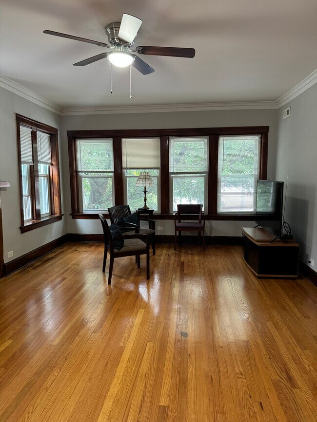 Building Photo - 4815 W Cornelia Ave