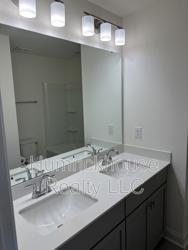 Building Photo - 1027 S Point Rd