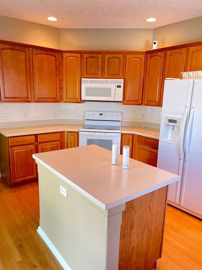 Building Photo - Beautiful 4 bed 2.5 bath 3000+sq ft
