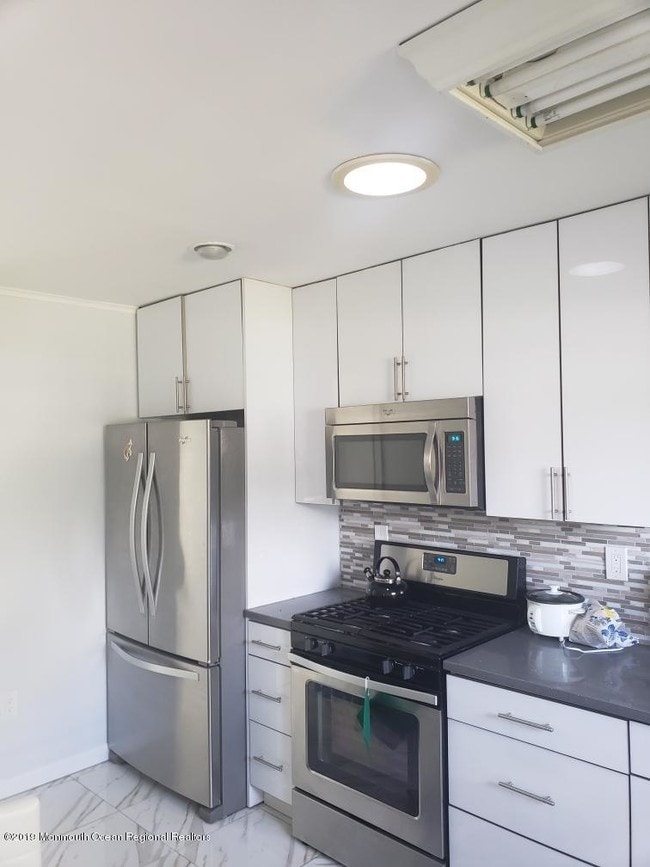 Building Photo - 240 Castlewall Ave